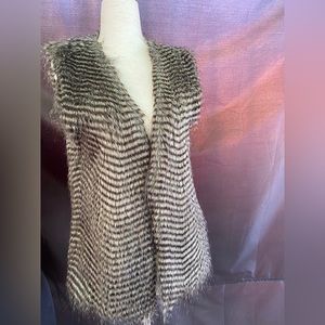 Wenxi black/grey faux fur shaggy vest